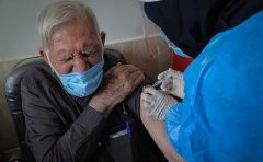 سالمندان احتمالاً تا پایان خرداد واکسینه می‌شوند/ ۳ سناریو برای واردات واکسن کرونا توسط بخش خصوصی