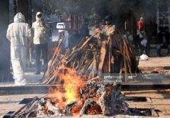 سوزاندن اجساد بیماران کرونایی در هند